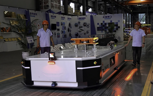 30T 牽引 AGV 在物流行業(yè)優(yōu)勢(shì)顯著，具備強(qiáng)大負(fù)載、精準(zhǔn)導(dǎo)航、自動(dòng)化作業(yè)、適應(yīng)復(fù)雜環(huán)境、節(jié)省人力、便于集成以及安全性能突出等優(yōu)勢(shì)，助力物流高效運(yùn)作。